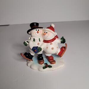 Charming Snow Couple Figurine - Perfect Winter Decor